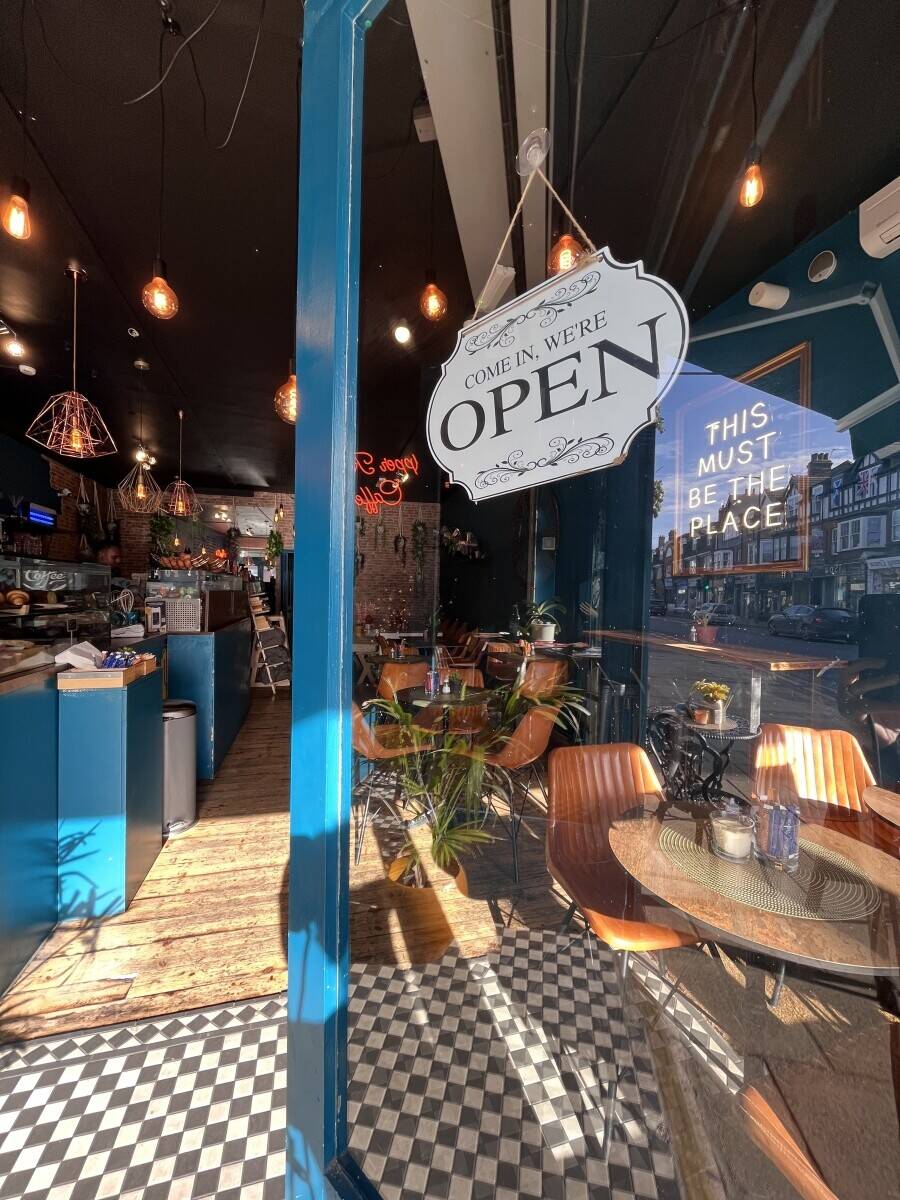 Super Fashionable Cafe on the high street with 15 years lease, 13 years remaining in East Sheen Photo 6