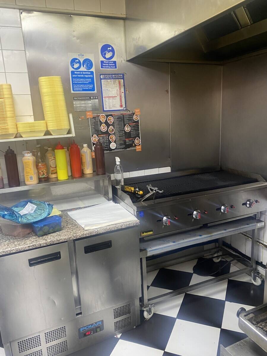 Pizza and Burger Takeaway for partnership or rent. Photo 6