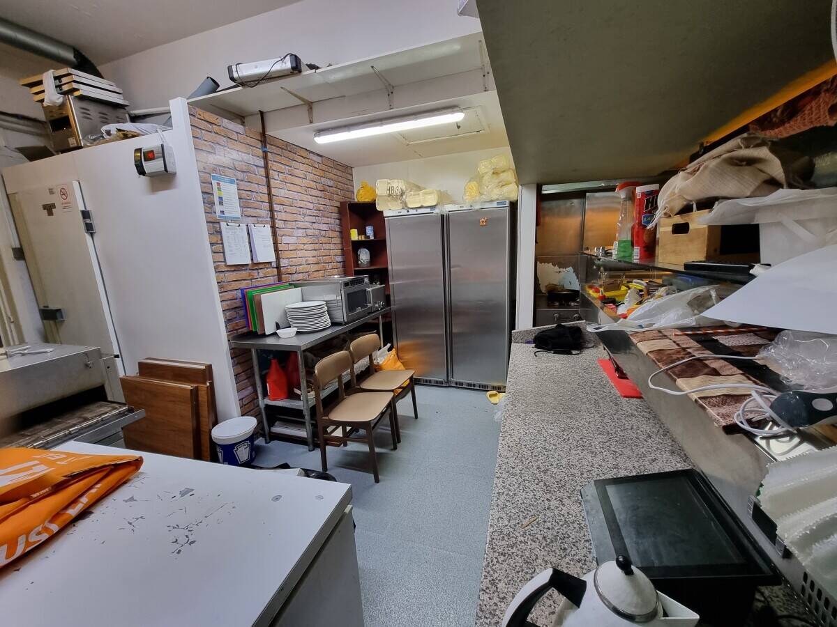 Leasehold Pizza and grilled chicken shop with 3-bed flat Photo 6