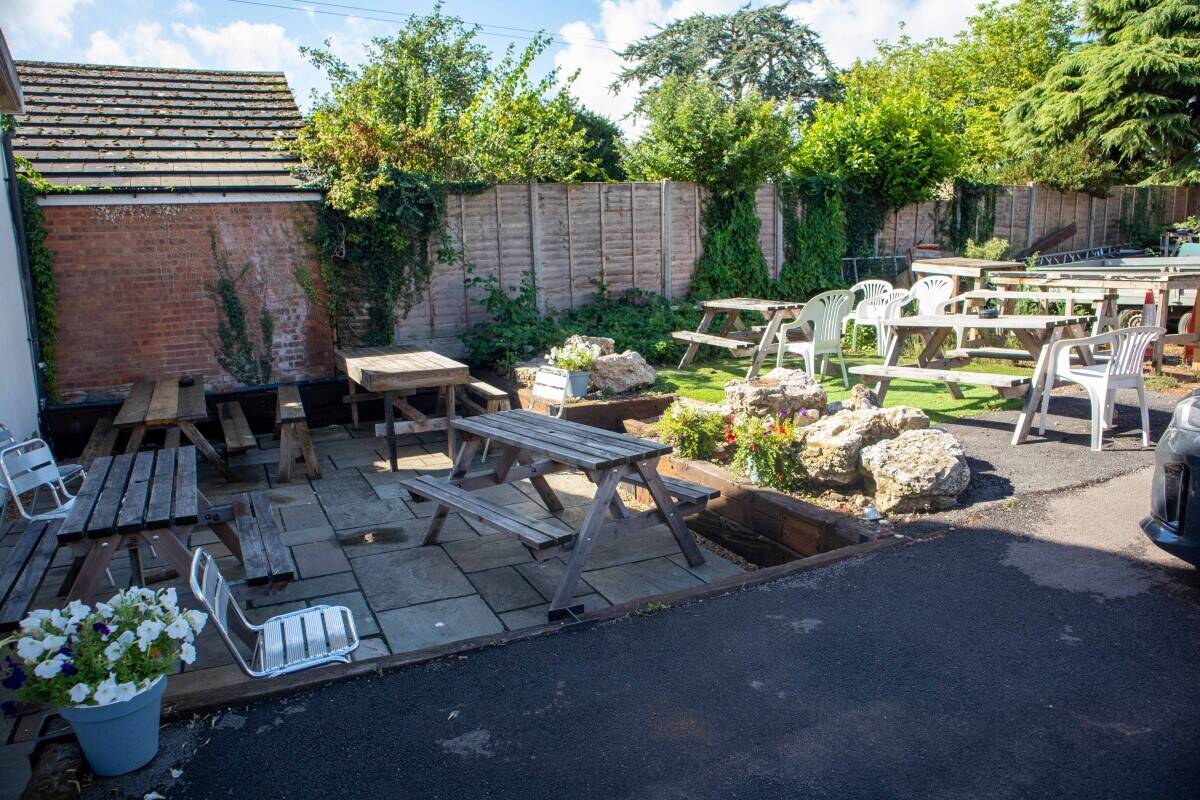 HERTFORDSHIRE - PUB WITH DEVELOPMENT POTENTIAL