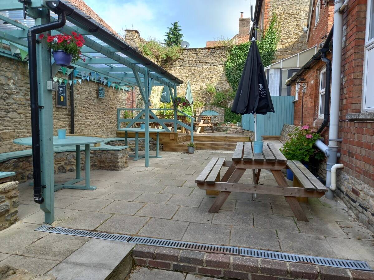 HISTORIC FREEHOUSE IN BUSY SOMERSET TOWN