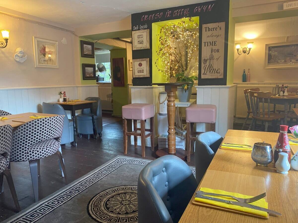 DENBIGHSHIRE – PICTURESQUE 17TH CENTURY VILLAGE PUB & RESTAURANT
