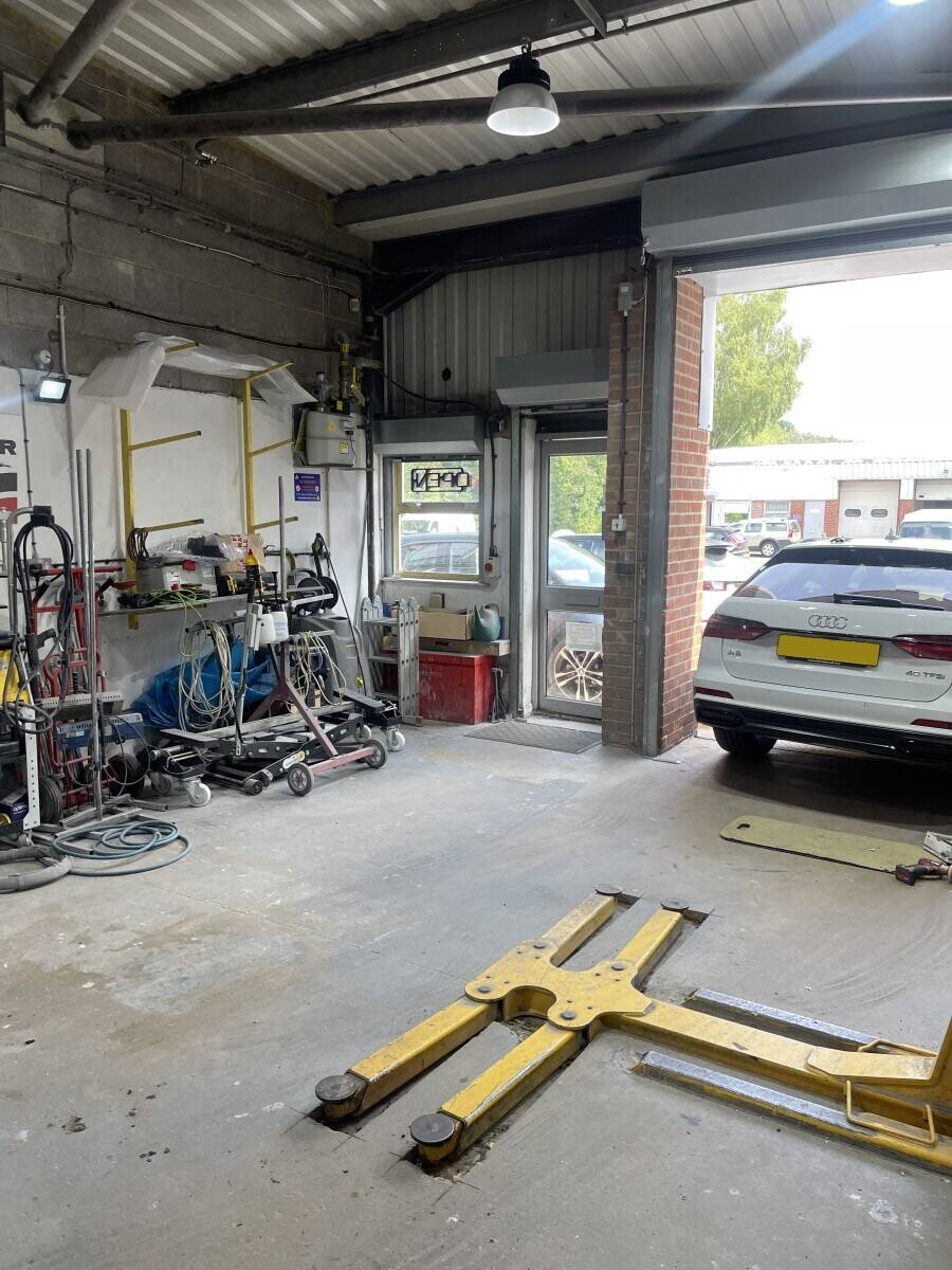 INDEPENDENT VEHICLE BODYWORK REPAIRS BUSINESS IN HAMPSHIRE Photo 6