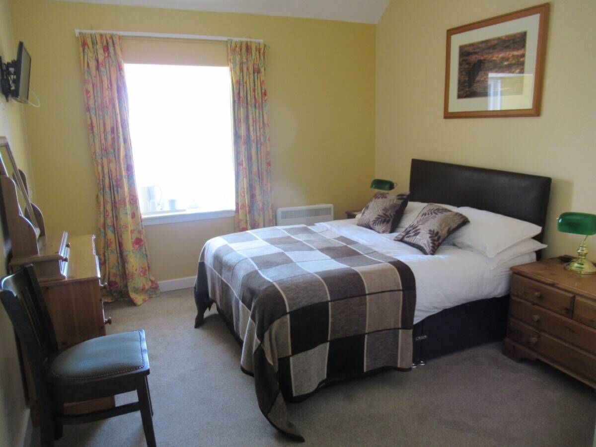 Fabulous Waterside Inn overlooking the Iconic Loch Linnhe - For Sale Photo 6