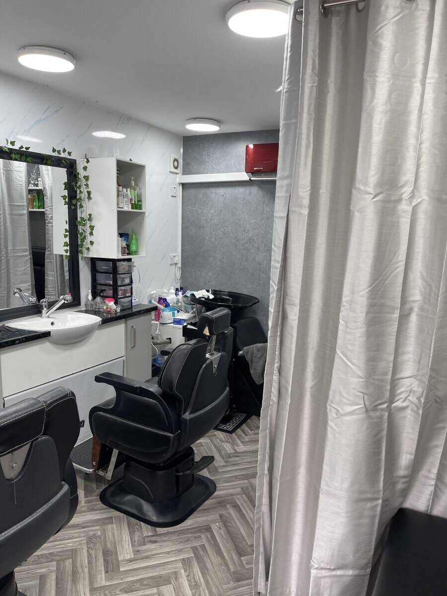 Beauty Saloon on Ilford lane , fully running and furnished, very cheap on rent and cheap premium Photo 6