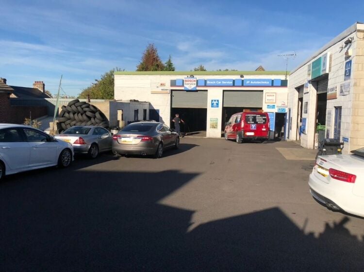 Garage / MOT Station - Sheffield Photo 6