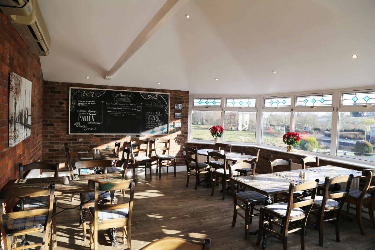 SHROPSHIRE - CANALSIDE DESTINATION DINING PUB WITH TURNOVER CIRA £750,000 PA FROM FIVE DAYS OPERATIN