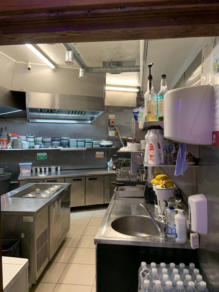 Restaurant Mediterranean and Pizza for sale with Live Entertainment License  in Isleworth London