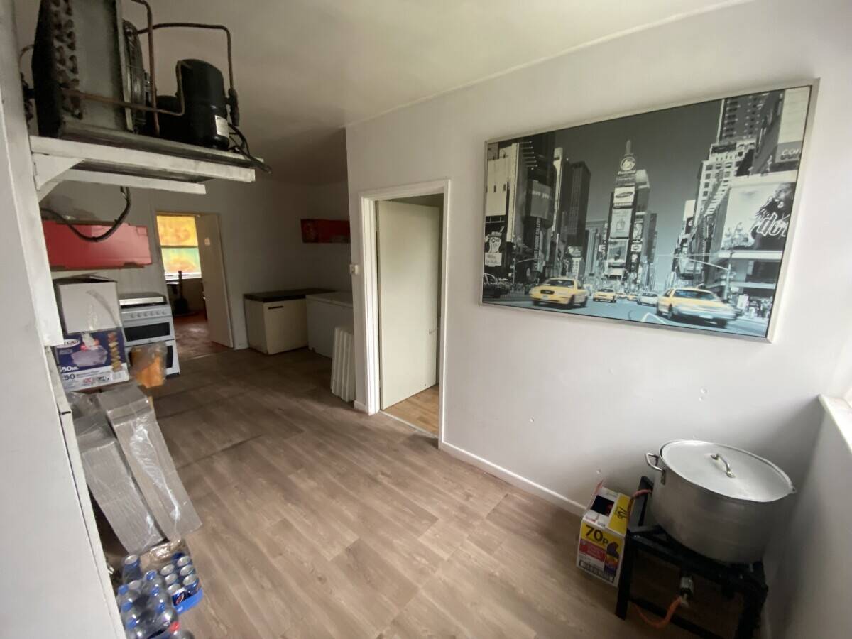 Italian pizza & kebab takeaway for sale with 1 bedroom flat and potential space for expansion