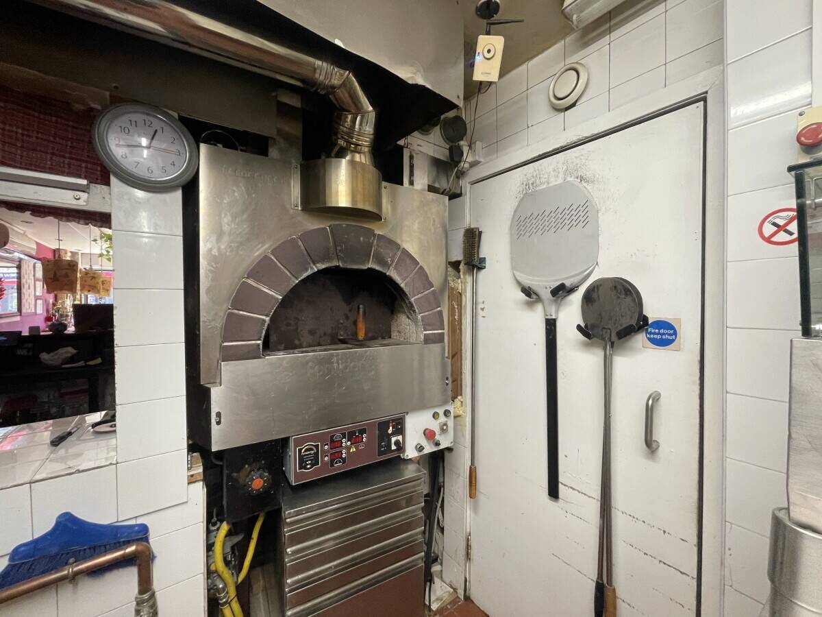 Fully equipped and well established Italian restaurant with one bedroom flat above it Photo 6