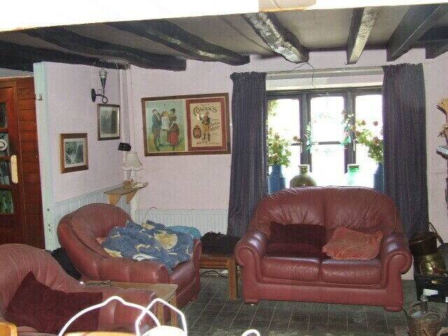 CARMARTHENSHIRE - VILLAGE CENTRE FREEHOUSE