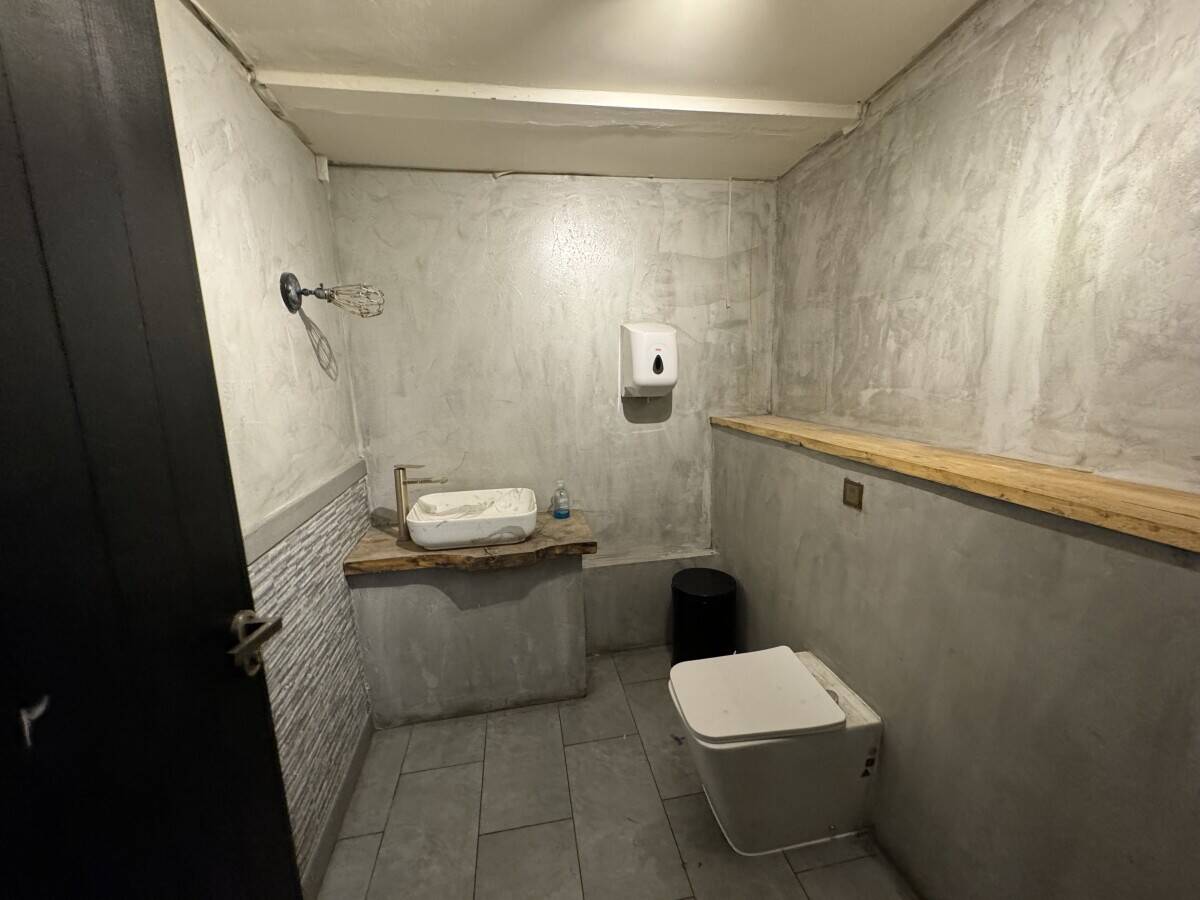 Busy Restaurant With Spacious  Basement for sale in a great location Photo 6