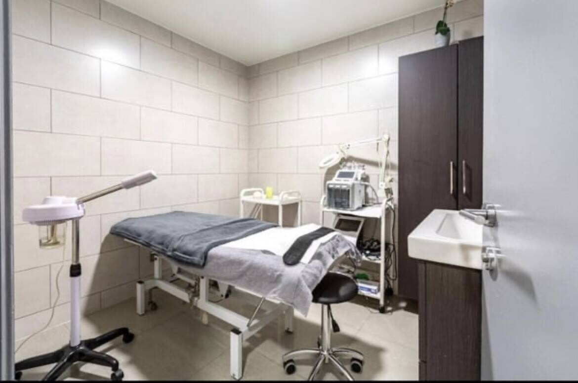 Hair and beauty salon for sale in Woodgreen London