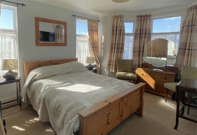 Long established B&B on corner site enjoying Solent views, well located for surrounding businesses and local attractions