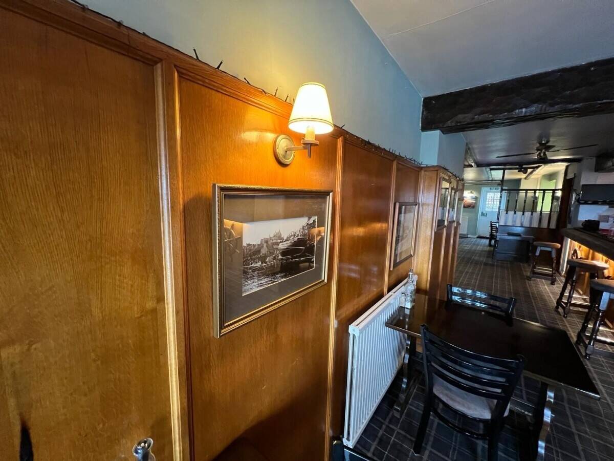 Harbour side restaurant and bar in sought after location (ref 1643)