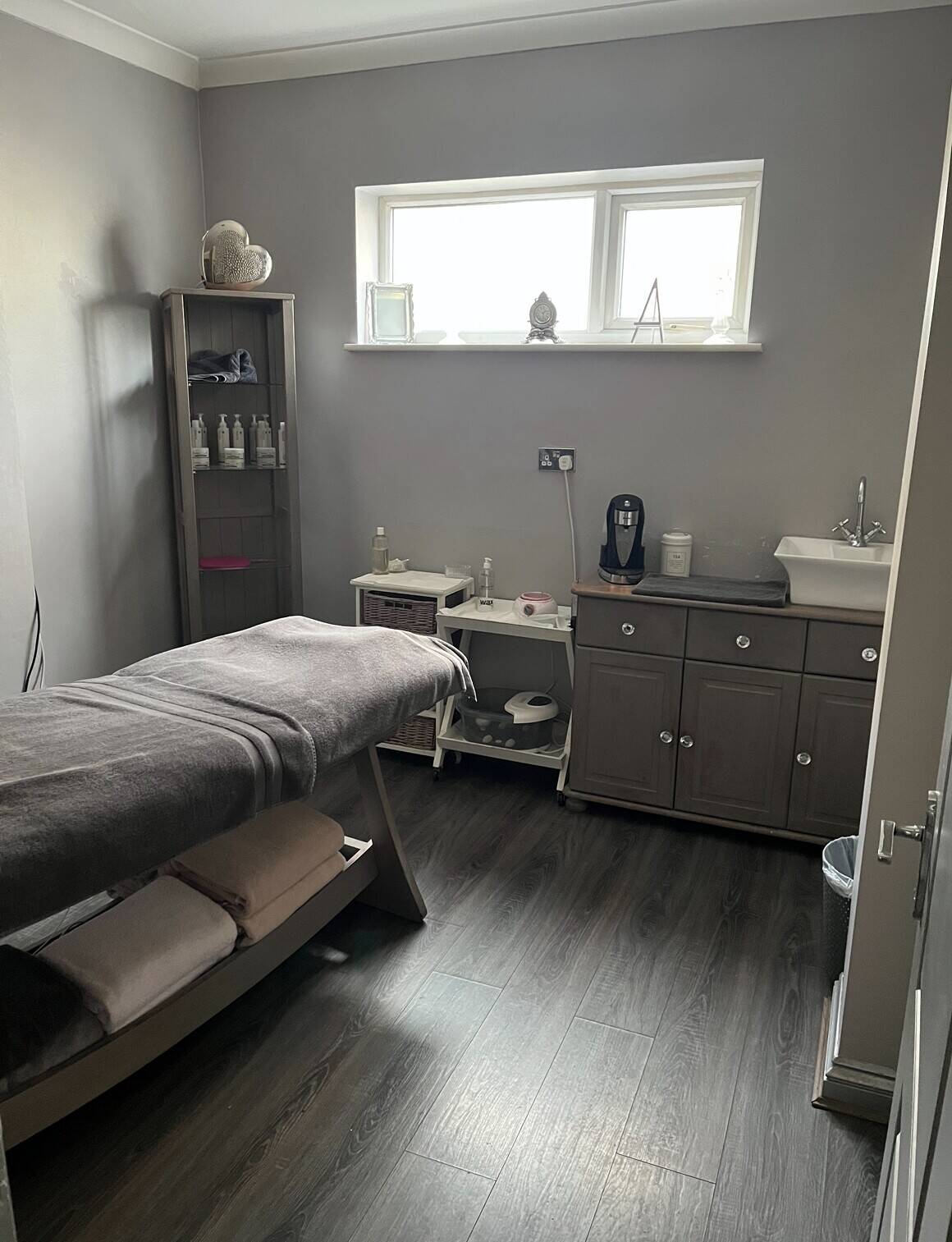 Nail bar and hairdresser for sale
