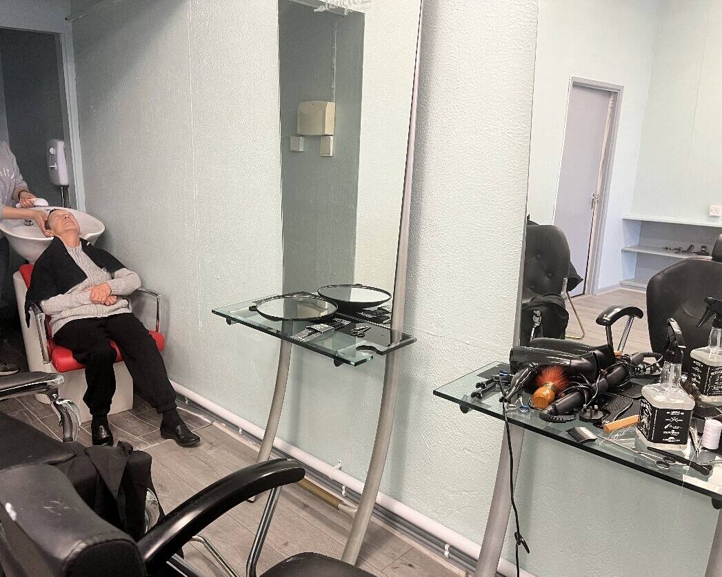Unisex barber & hair salon is currently available for purchase in Calne Wiltshire Photo 6