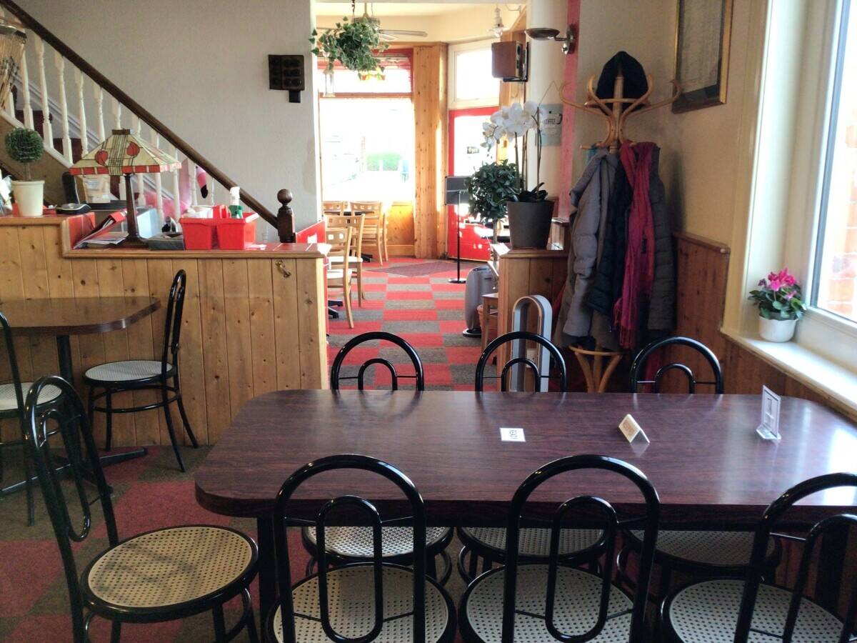 LINCOLNSHIRE COAST - HIGH STREET CAFE WITH 5 DOUBLE BEDROOMS