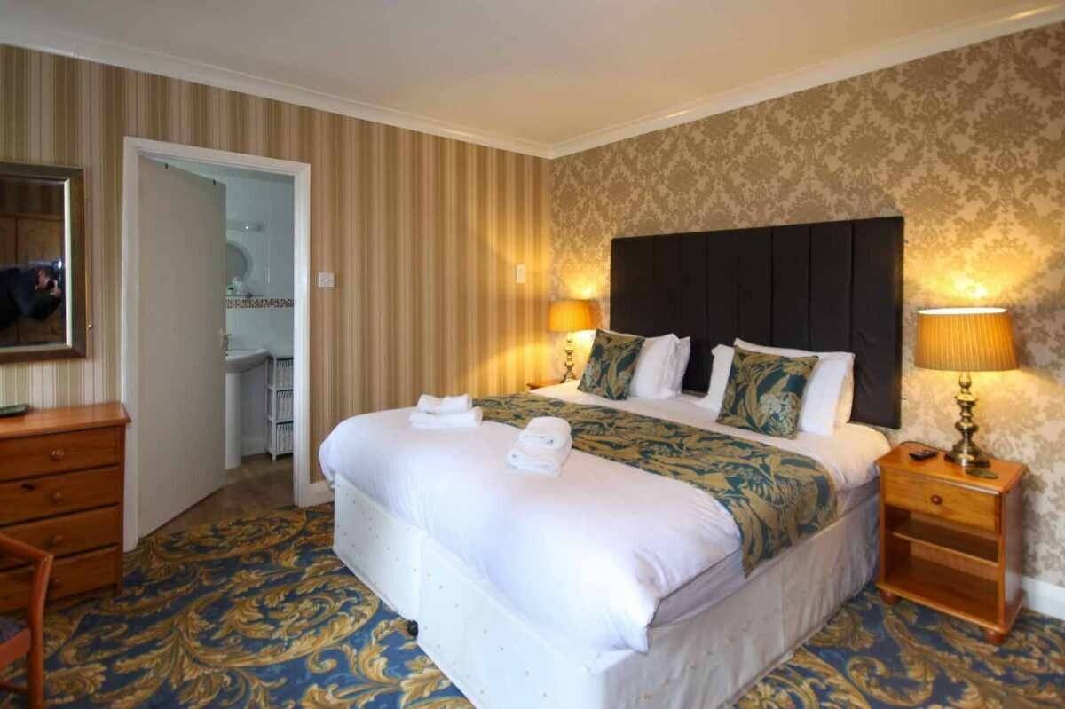 An Elegant Victorian Guest House with 18 Bedrooms Photo 6