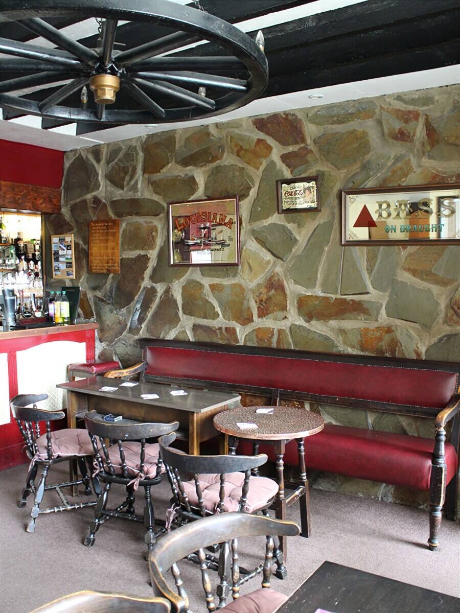 CARMARTHENSHIRE - SUBSTANTIAL VILLAGE PUBLIC HOUSE & RESTAURANT Photo 6