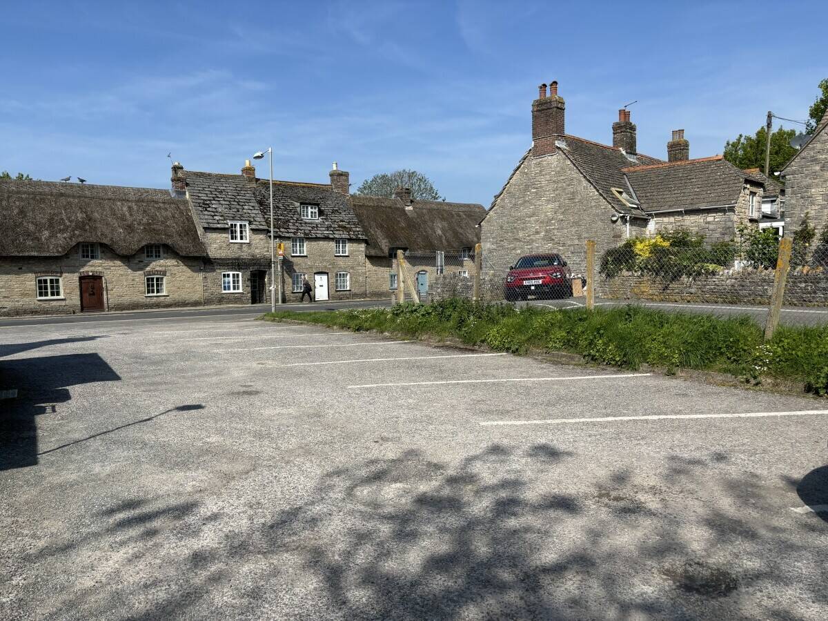 DORSET - PROMINENT ROADSIDE PUBLIC HOUSE IN POPULAR LANDMARK VILLAGE Photo 6