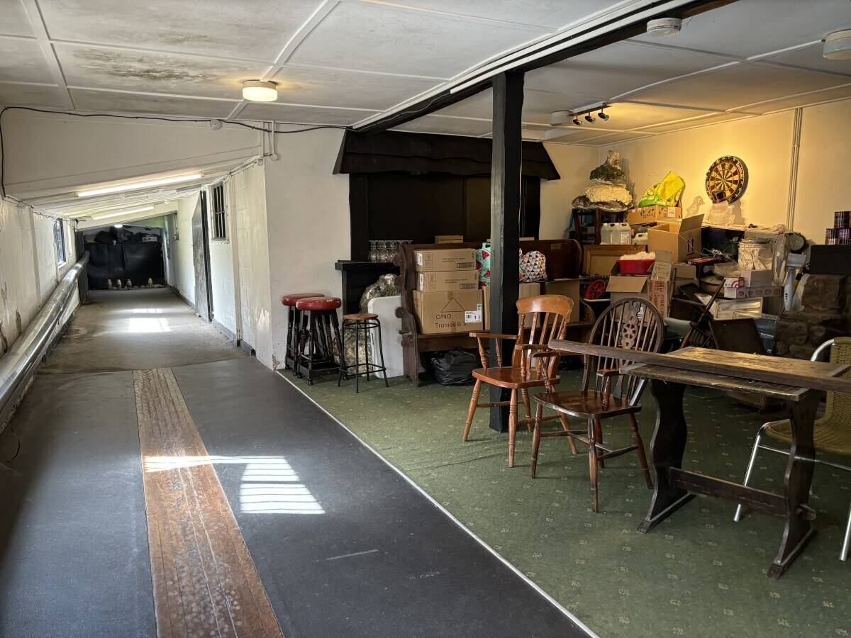 SOMERSET - TRADITIONAL WET LED VILLAGE PUBLIC HOUSE