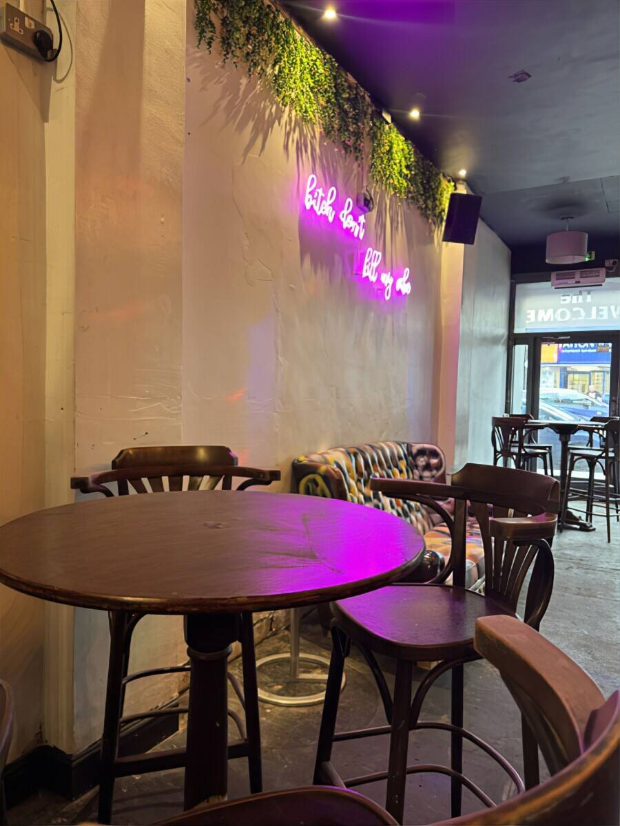 PORT TALBOT – PROMINENT HIGH STREET BAR/NIGHTCLUB WITH THREE FLATS INVESTMENT Photo 6