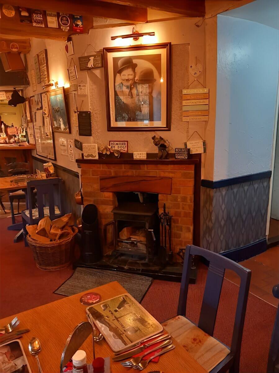 POWYS/SHROPSHIRE BORDERS - VILLAGE CENTRE FOOD LED PUBLIC HOUSE Photo 6