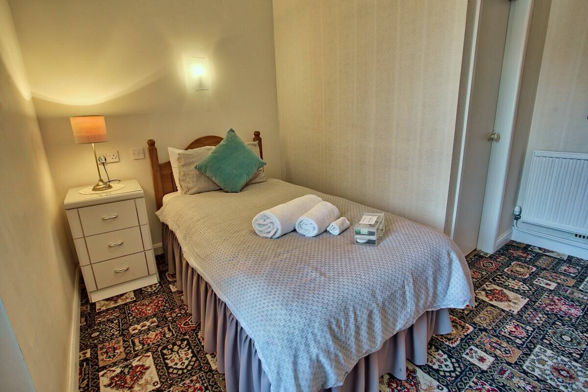 CONWY - 13 BEDROOM GUEST HOUSE IN CHARMING SEASIDE TOWN Photo 6