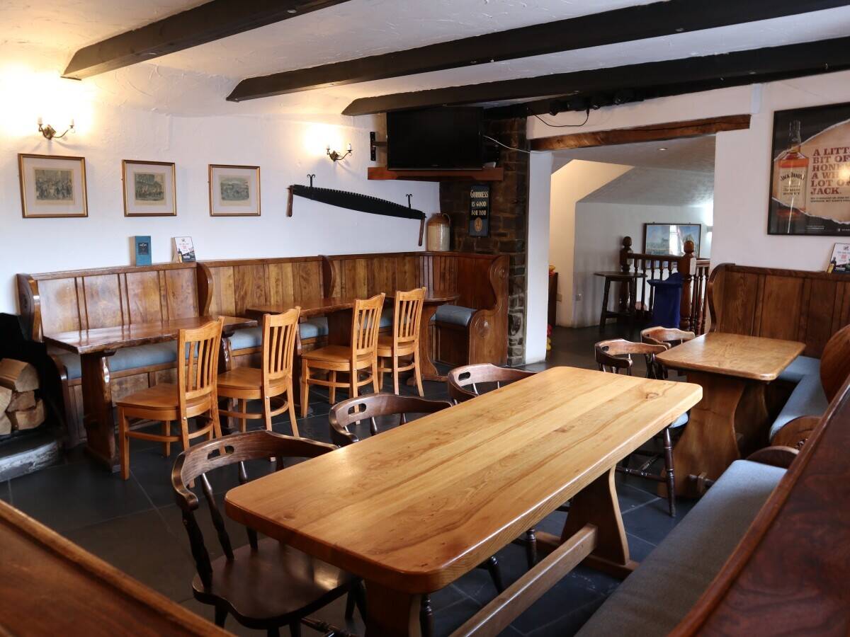 CORNWALL – ESTABLISHED VILLAGE FREEHOUSE WITH LETTING ROOMS ON ATLANTIC HIGHWAY Photo 6