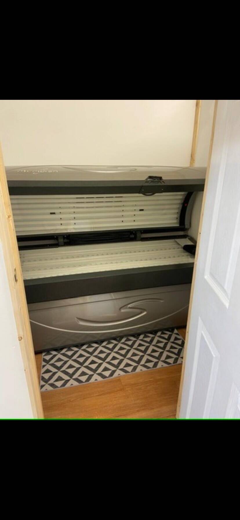 Leasehold tanning salon and beauty salon