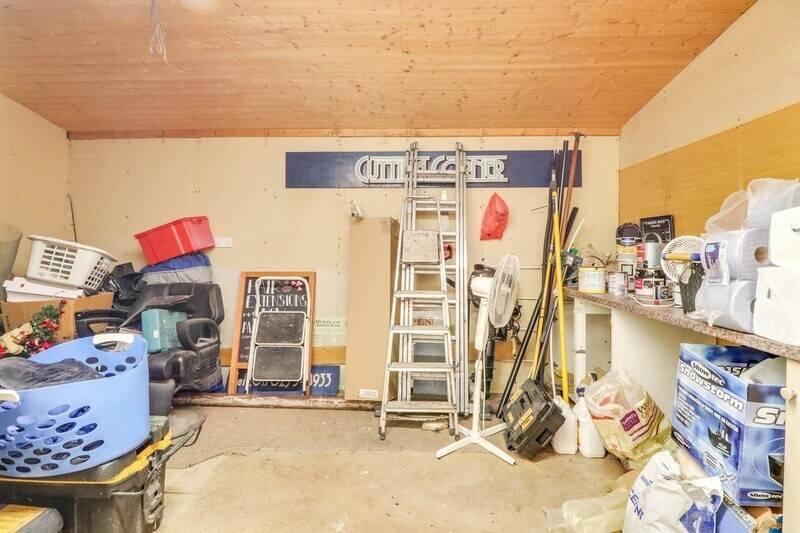 RETAIL PREMISES & FIRST FLOOR FLAT Photo 6