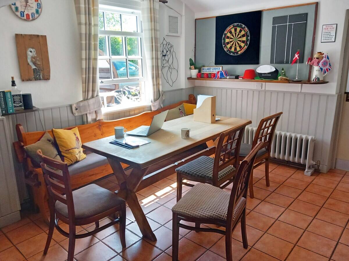 SHROPSHIRE - WELL APPOINTED AND RECENTLY RENOVATED TRADITIONAL VILLAGE PUB