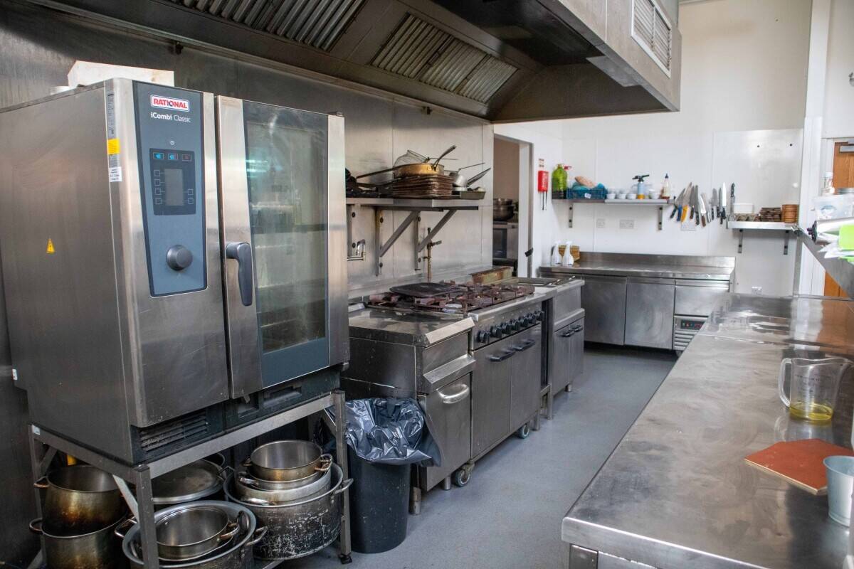 BUCKINGHAMSHIRE - VILLAGE PUB WITH POTENTIAL FOR FOOD-LED BUSINESS Photo 6