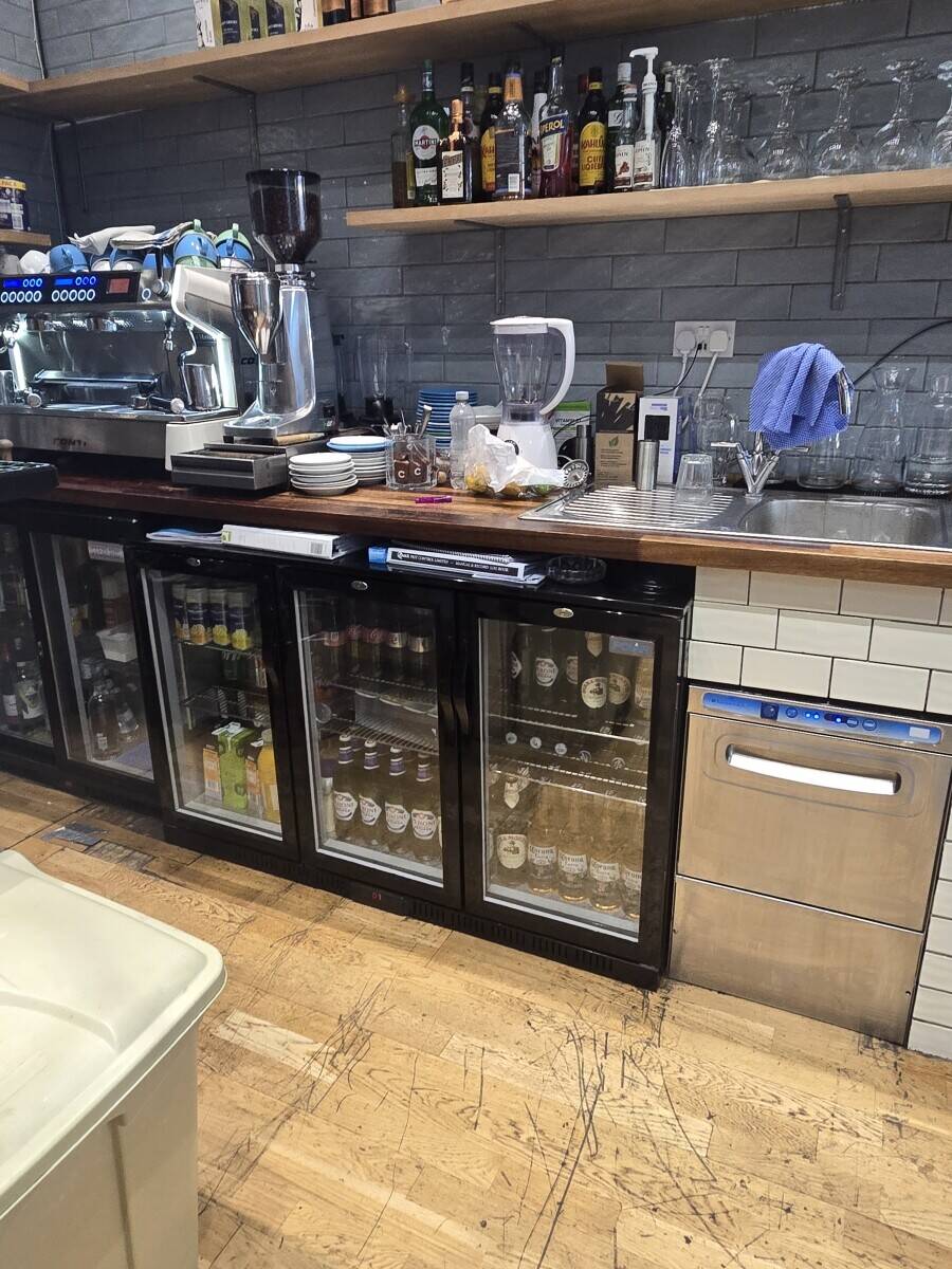 Established restaurant on main street Photo 6