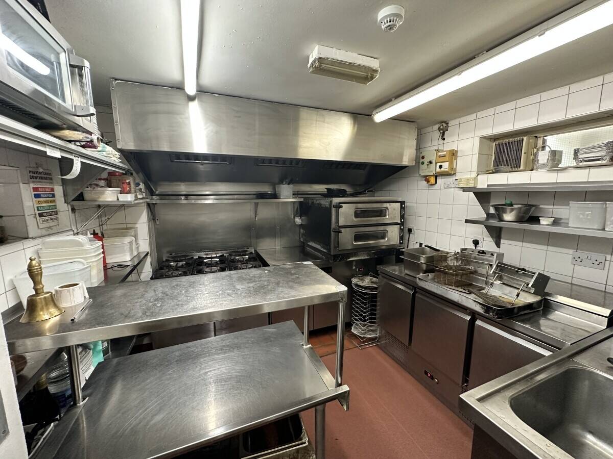 RESTAURANT & WINE BAR  CENTRAL HOVE LOCATION  FITTED KITCHENS, ALCOHOL LICENCE,  74 COVERS Photo 6