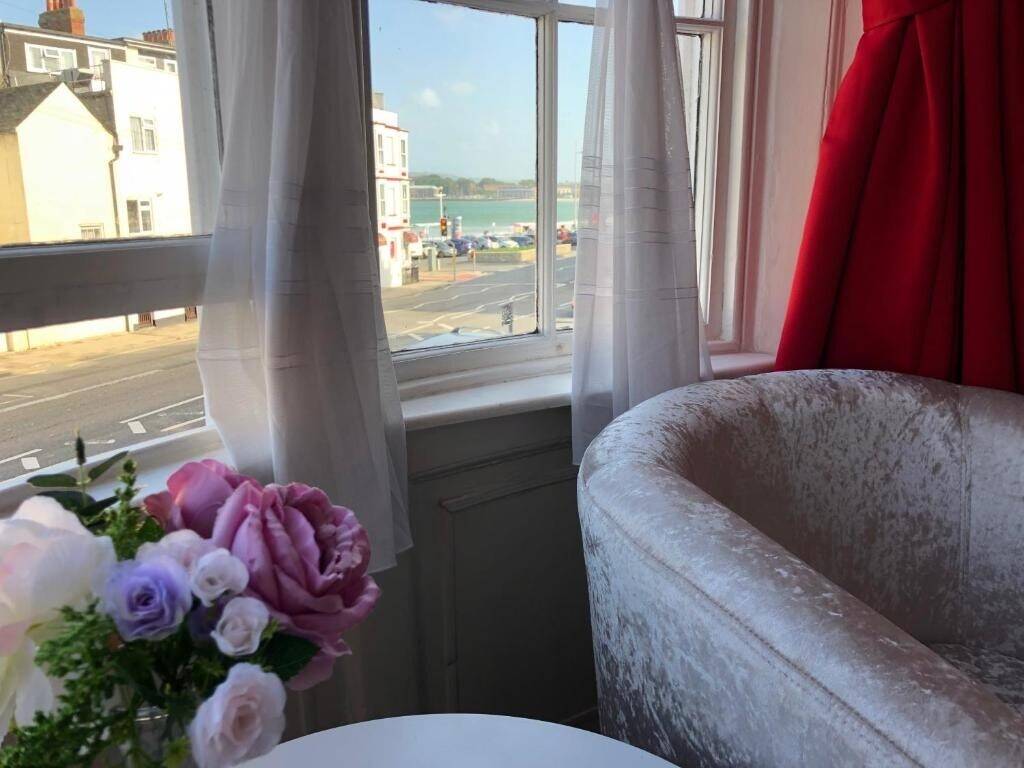 Well Established Seaside Guest House with Rare Car Park Photo 6