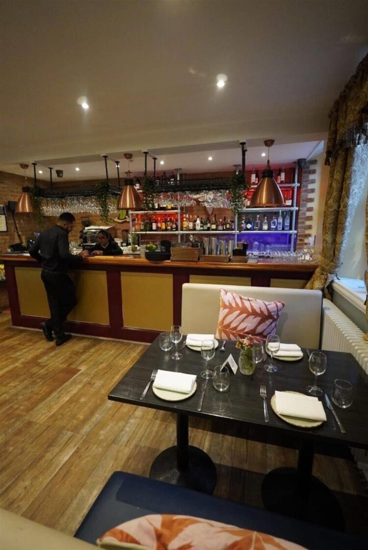 LEASEHOLD FULLY FITTED
LICENCED RESTAURANT
