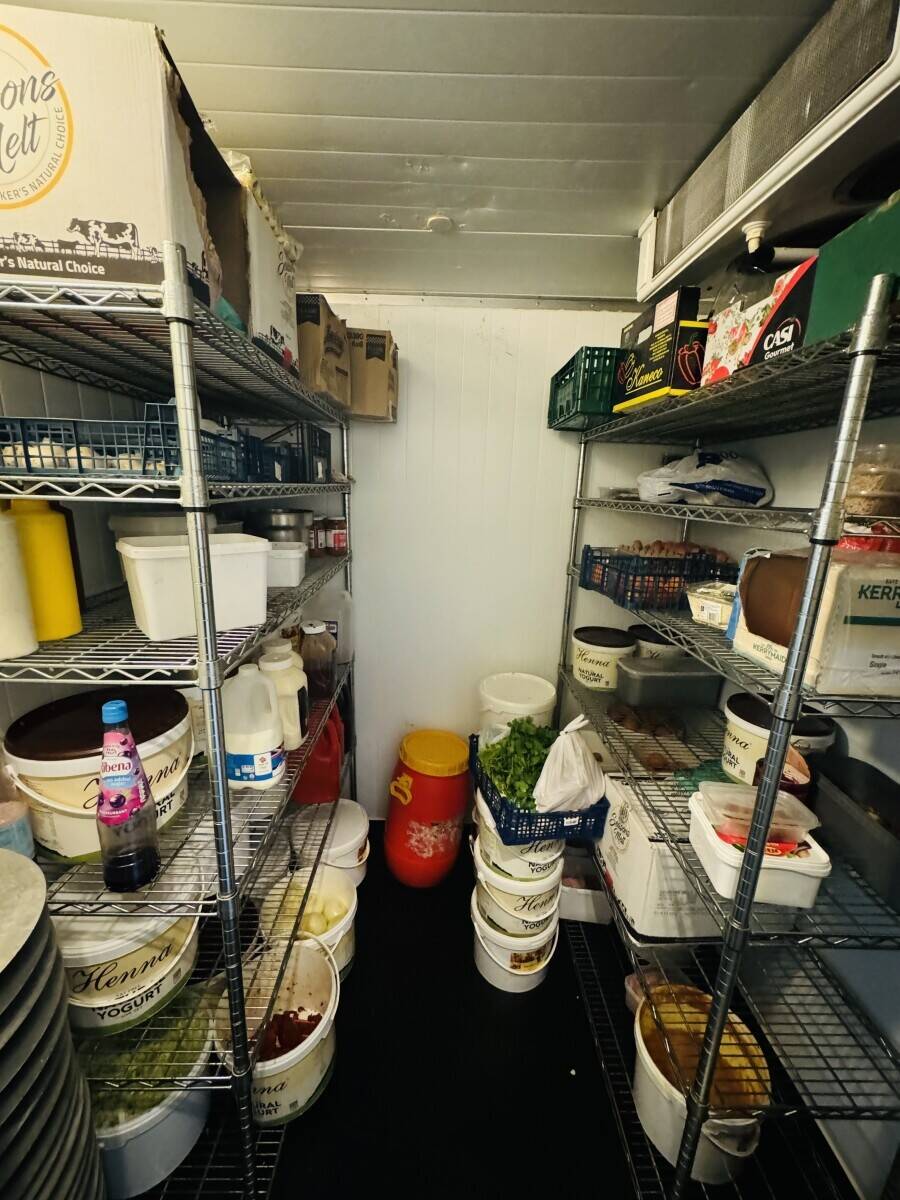 Fully equipped takeaway with the two bedrooms flat on the top. Photo 6