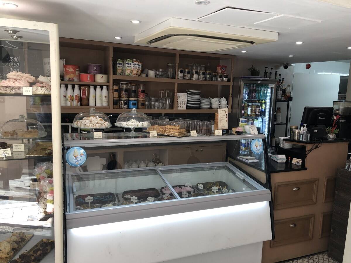 Cafe patisserie shop in Kingston  Photo 7
