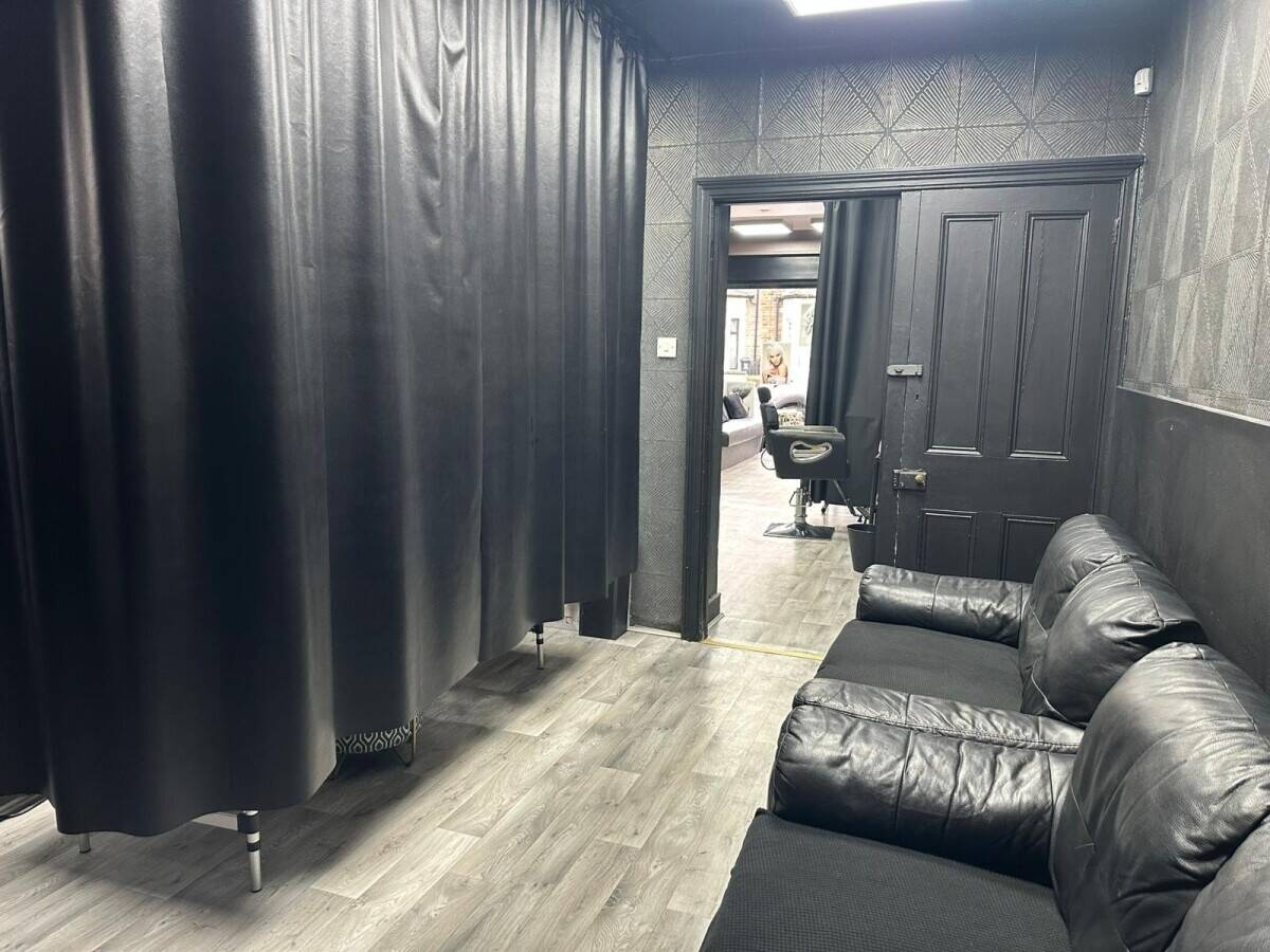 Hair & Beauty Salon + Vape shop kiosk Photo 4
