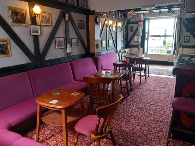 SWANSEA VALLEY - WELL APPOINTED & SUCCESSFUL TRADITIONAL VILLAGE PUB