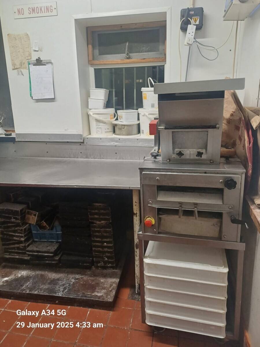 Established bakery with 2 sandwich round and small bread wholesale