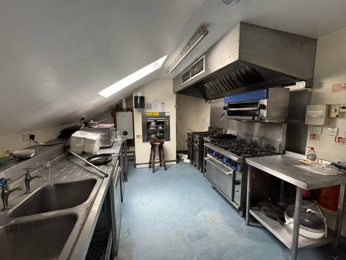 PEMBROKESHIRE - CENTRAL PUB WITH LETTING ROOMS Photo 6