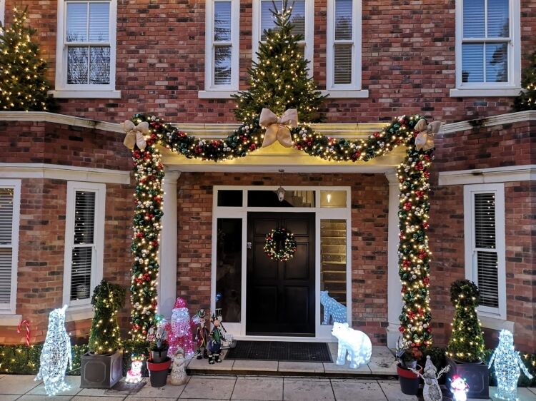Established Install Company of Seasonal Decor Photo 6