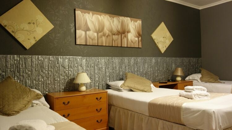 Prominent 28/29 Bedroom 2 Star Hotel with Consent to Extend