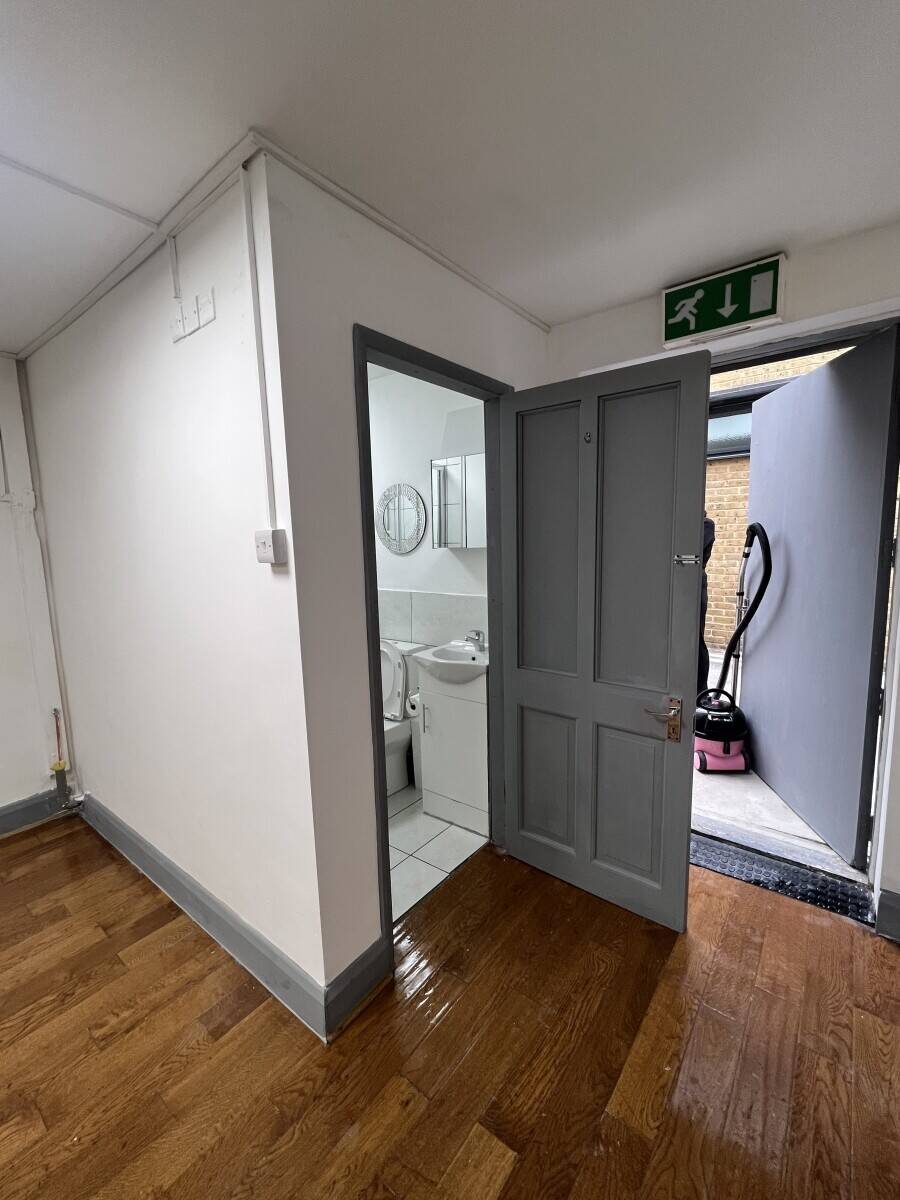 Self contained room to rent in the heart of Hoxton Street Market, with parking all bills included in rent Photo 6
