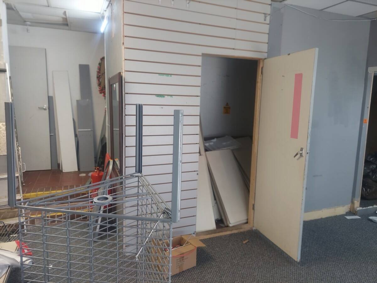 Empty retail shop unit 45 Square for any use (subject to lease agreement  Photo 5