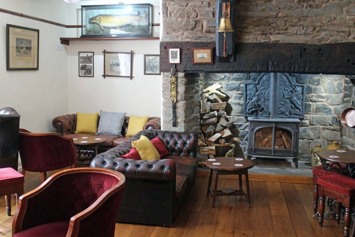 MID WALES - MARKET TOWN CENTRE COACHING INN