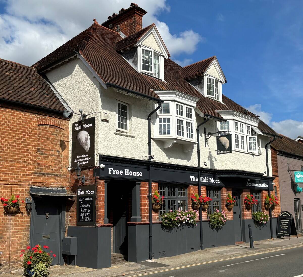 SURREY - PROFITABLE PUB WITH LETTING ROOMS Photo 6